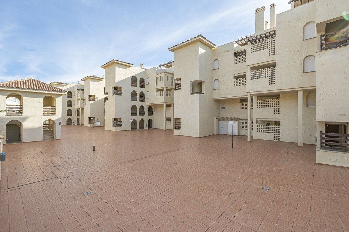 36 Bed Building in El Paraiso