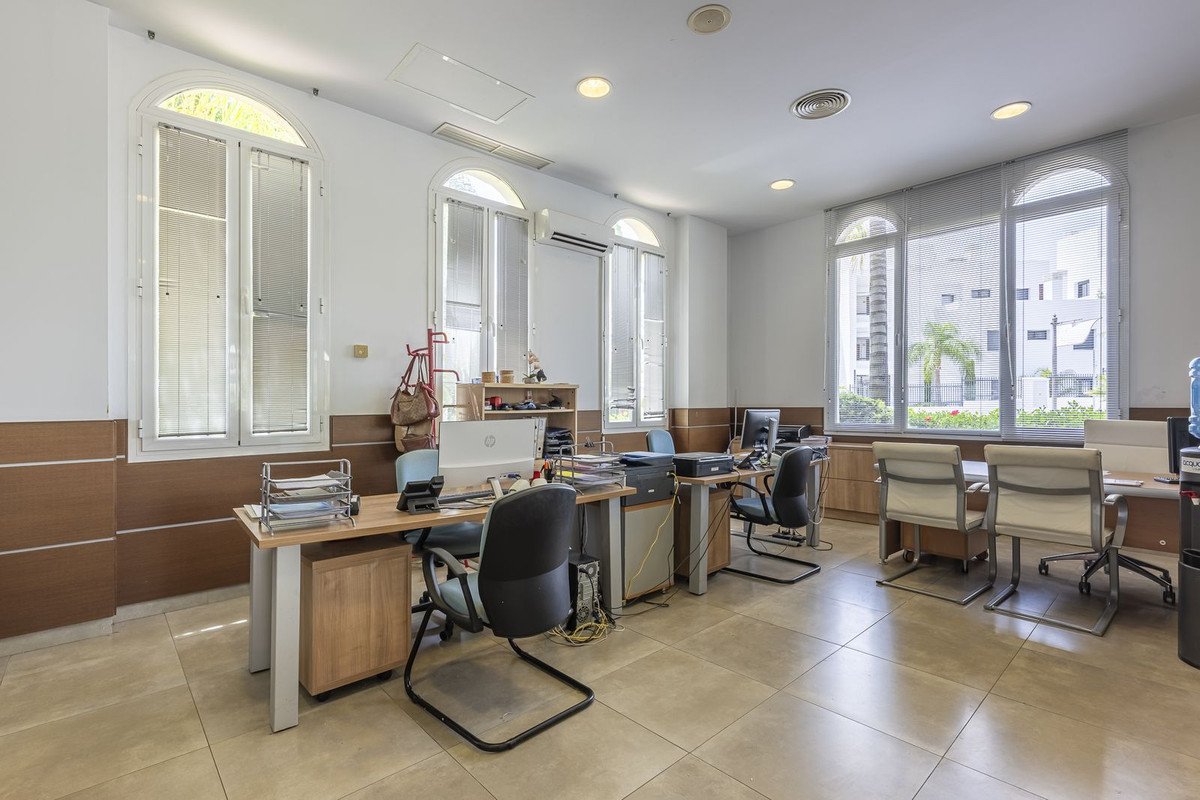36 Bed Building in El Paraiso