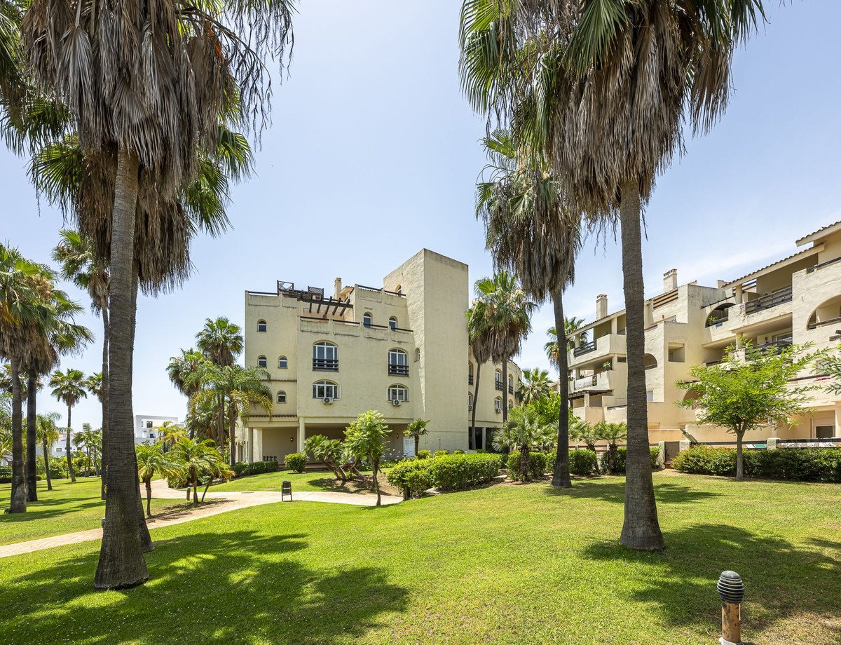 36 Bed Building in El Paraiso