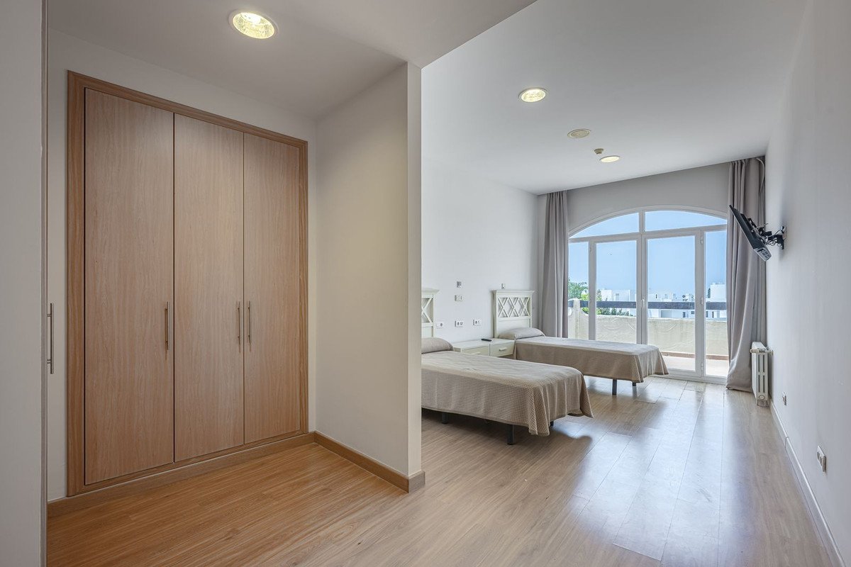 36 Bed Building in El Paraiso