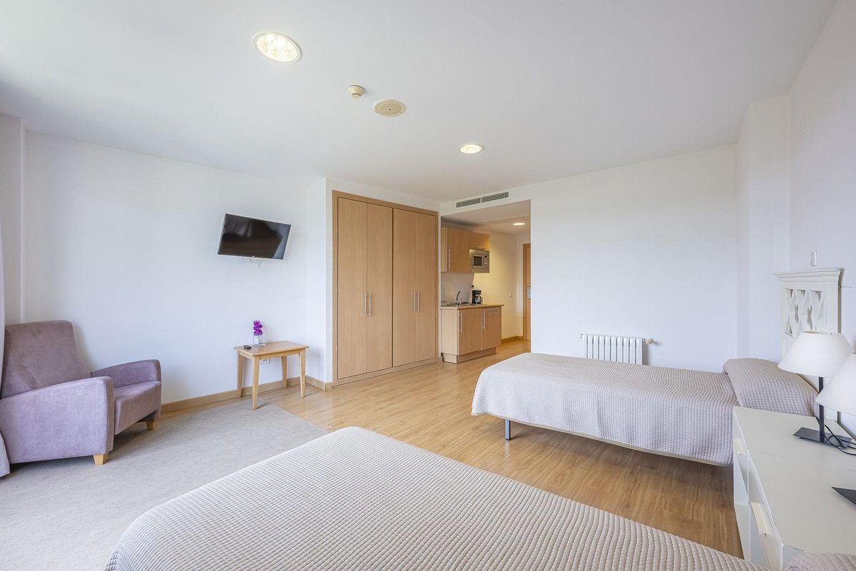 36 Bed Building in El Paraiso