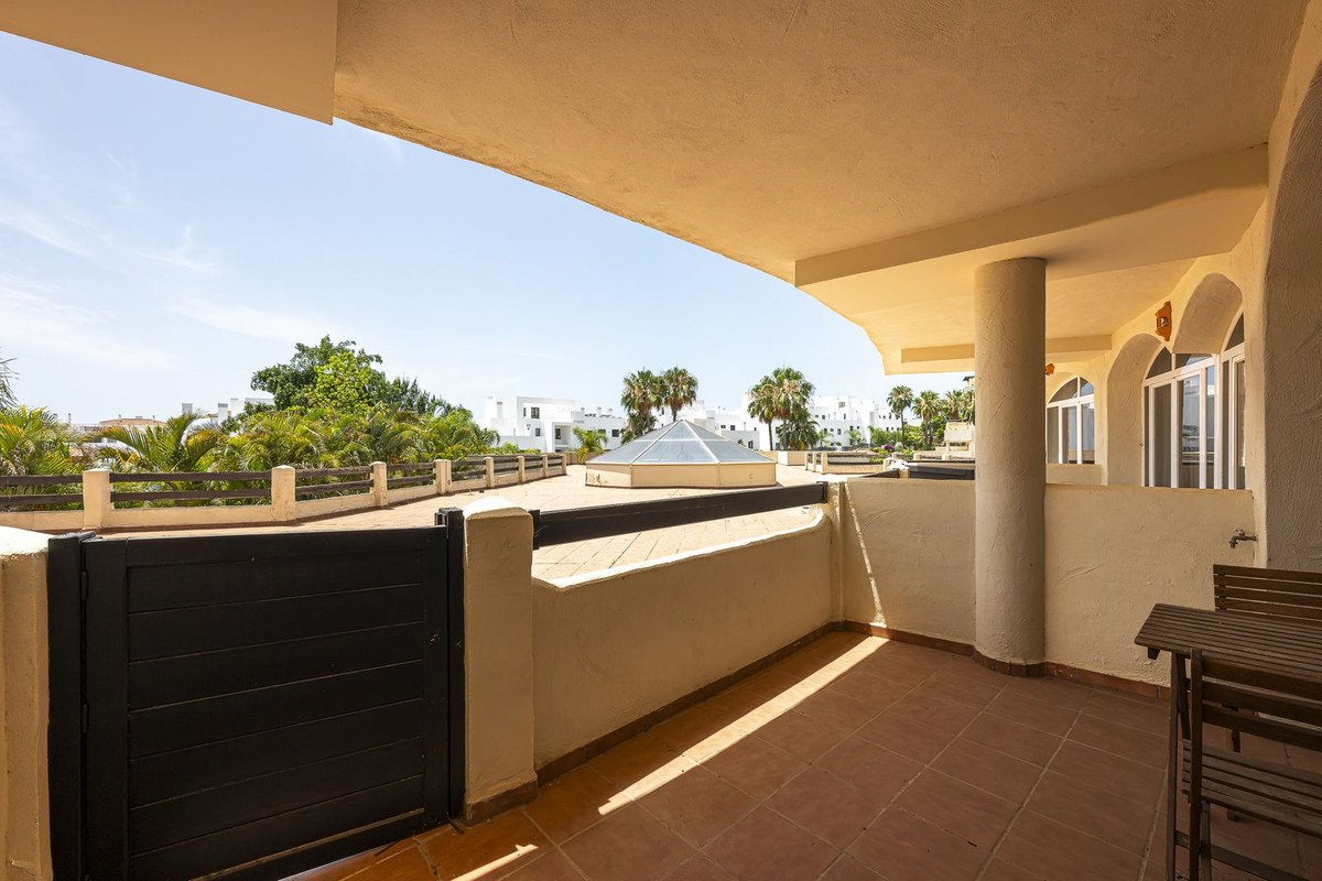 36 Bed Building in El Paraiso