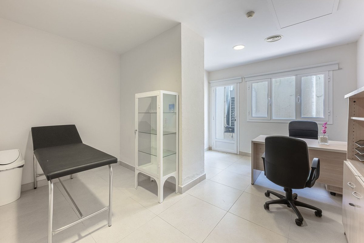 36 Bed Building in El Paraiso