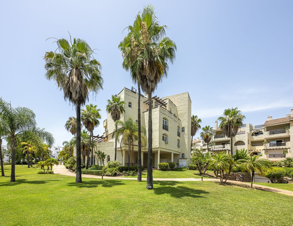 36 Bed Building in El Paraiso