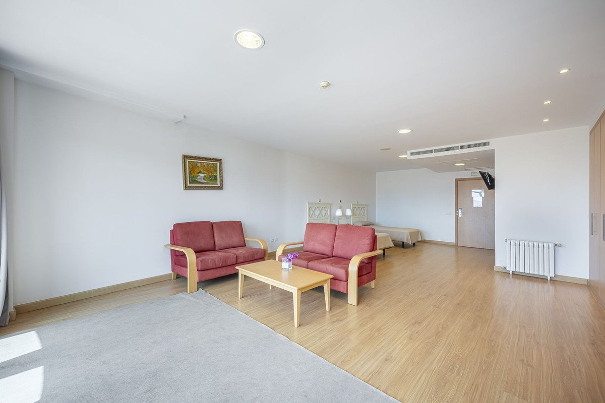 36 Bed Building in El Paraiso