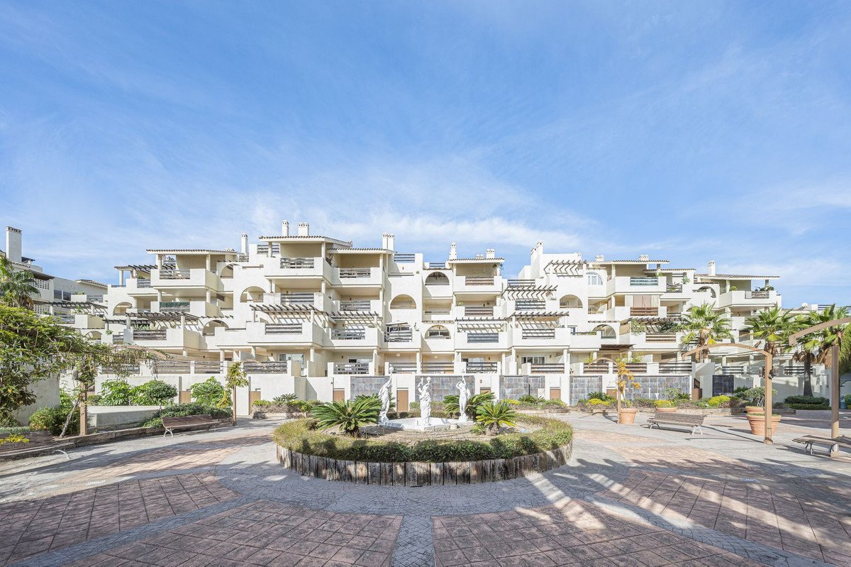 36 Bed Building in El Paraiso