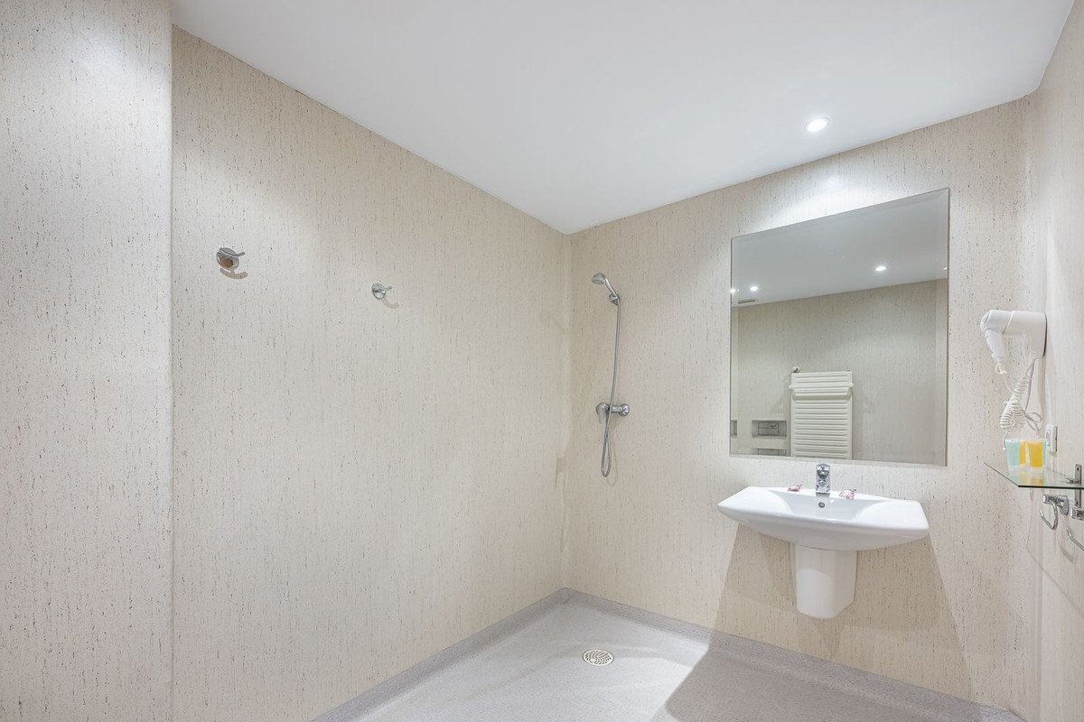 36 Bed Building in El Paraiso
