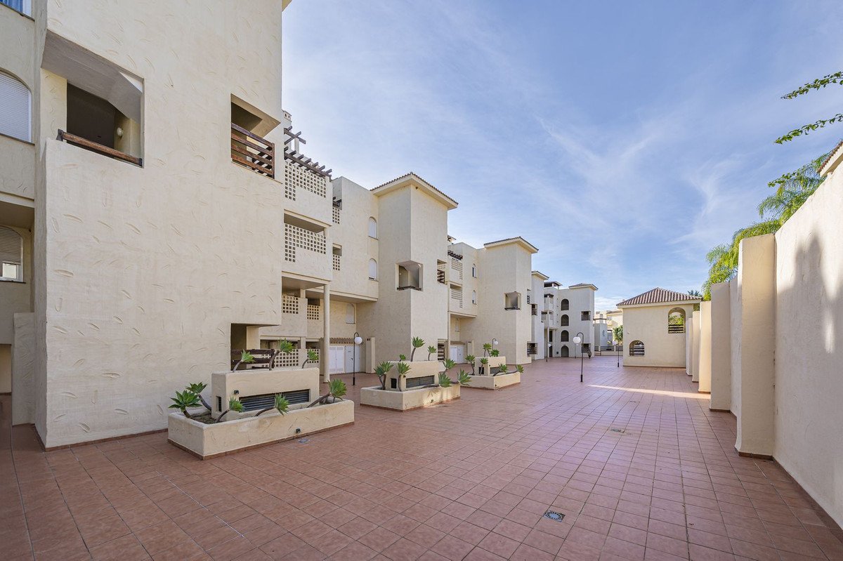 36 Bed Building in El Paraiso