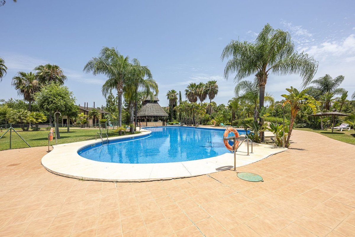 36 Bed Building in El Paraiso