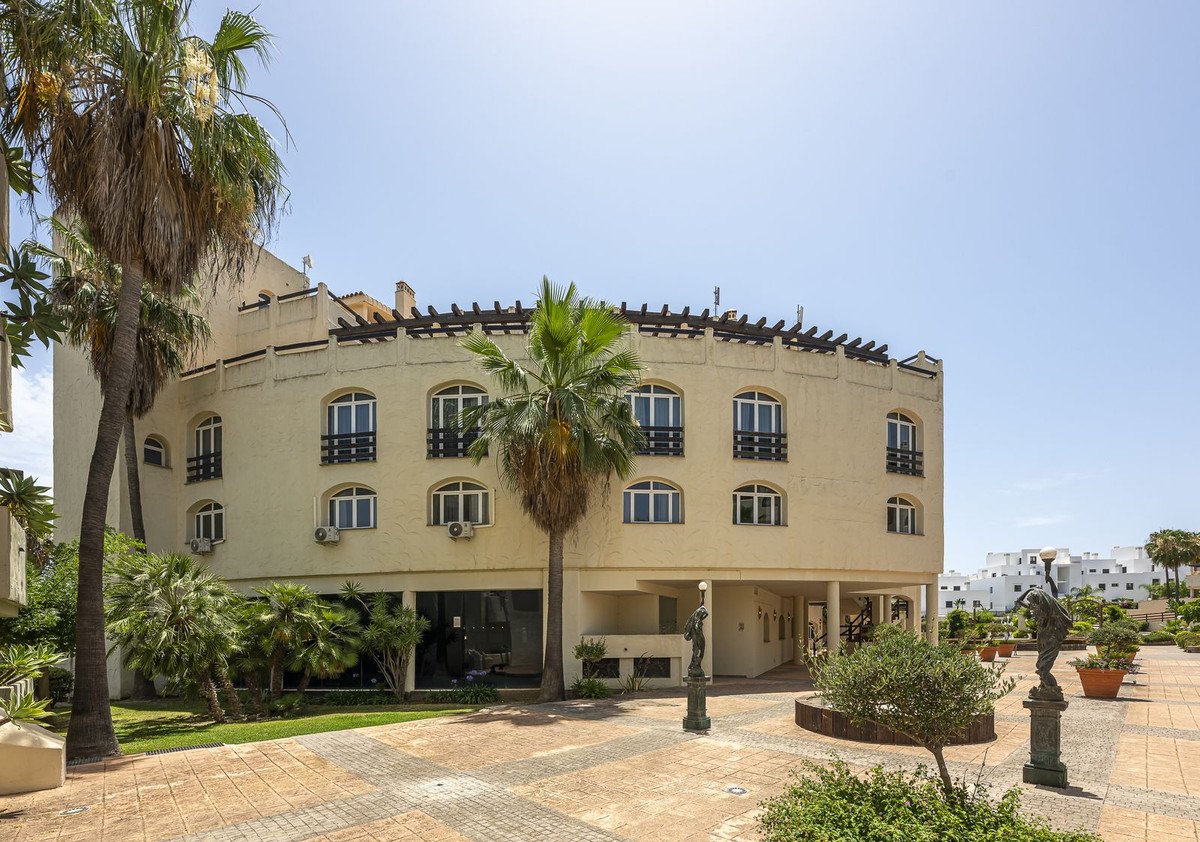 36 Bed Building in El Paraiso