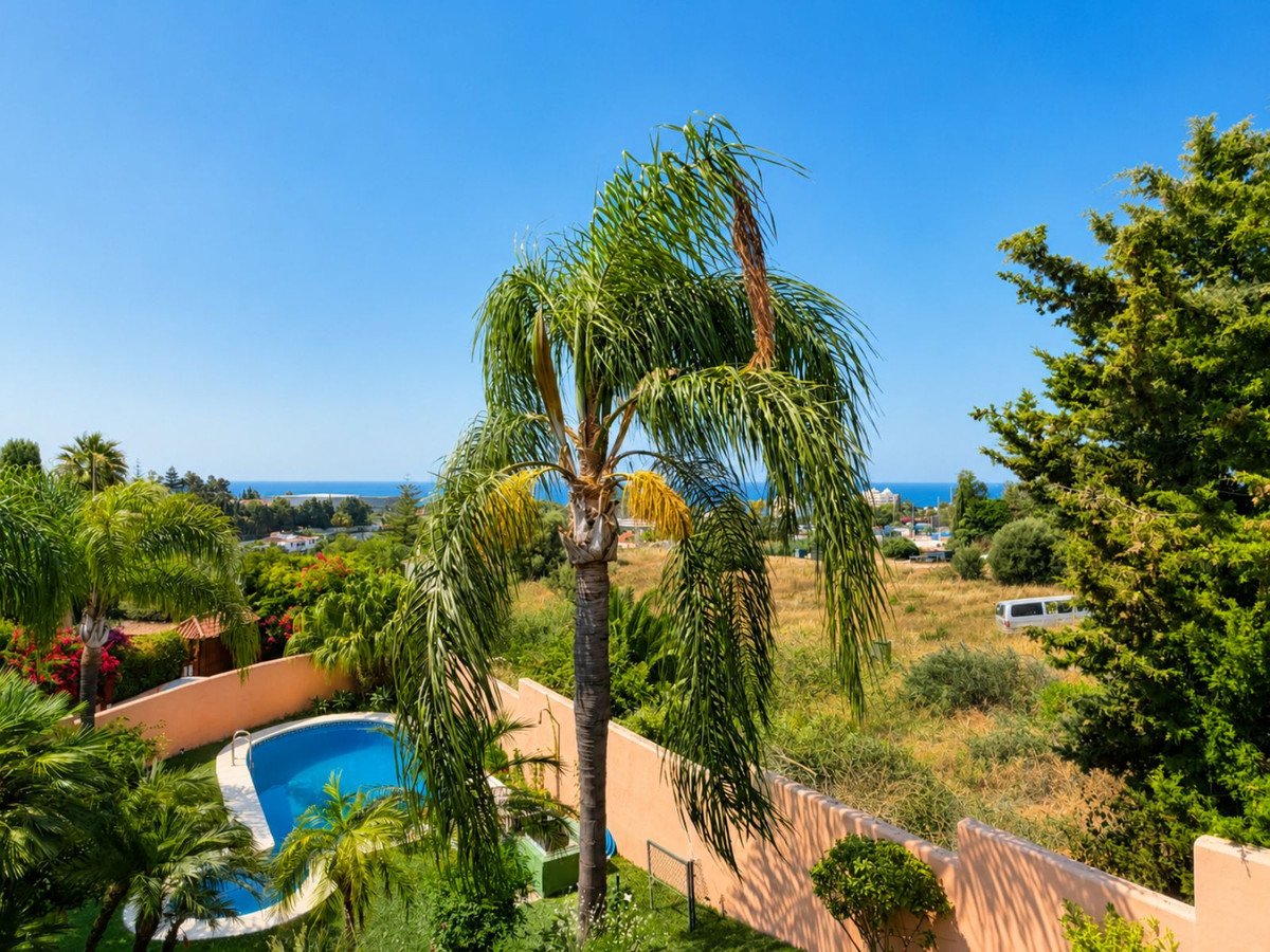 7 Bed Semi-Detached House in Marbella