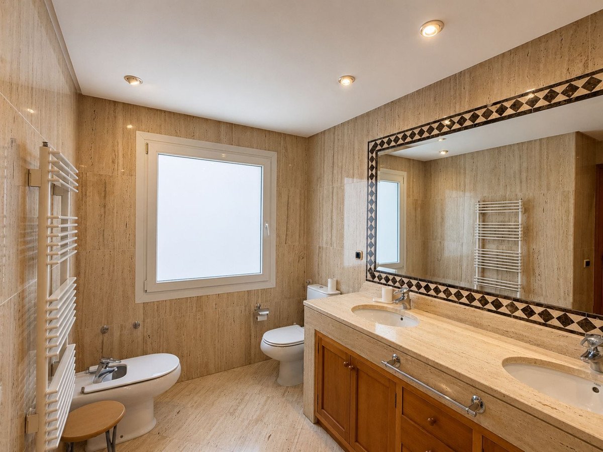 7 Bed Semi-Detached House in Marbella