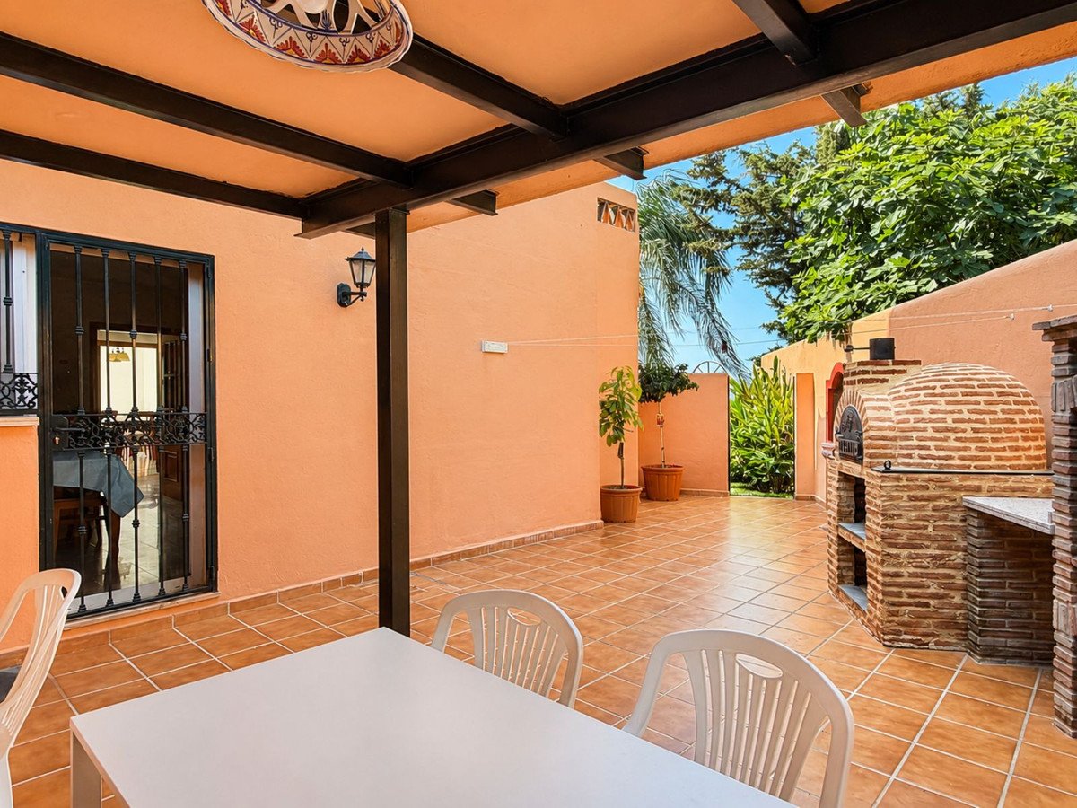 7 Bed Semi-Detached House in Marbella