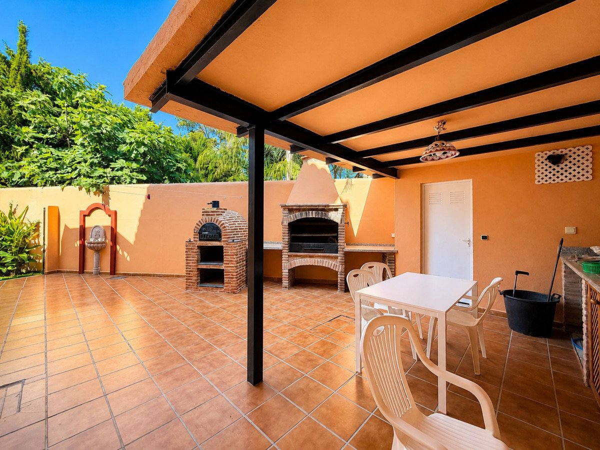 7 Bed Semi-Detached House in Marbella