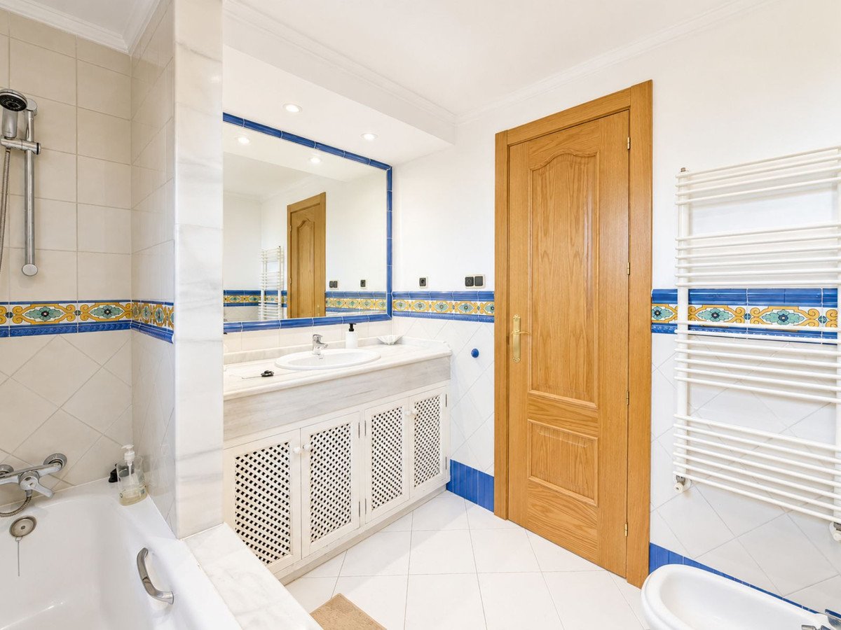 7 Bed Semi-Detached House in Marbella
