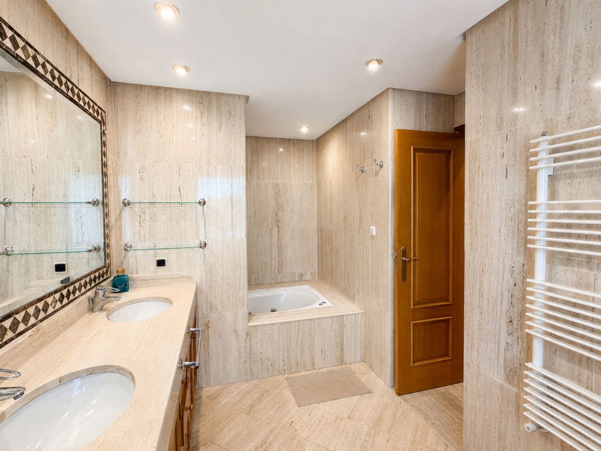 7 Bed Semi-Detached House in Marbella