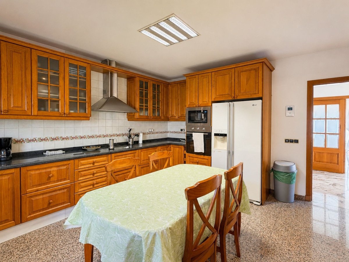 7 Bed Semi-Detached House in Marbella