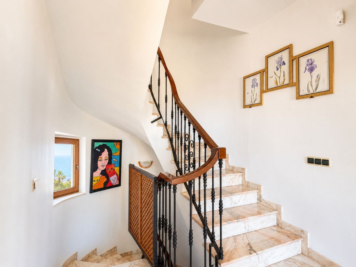 7 Bed Semi-Detached House in Marbella