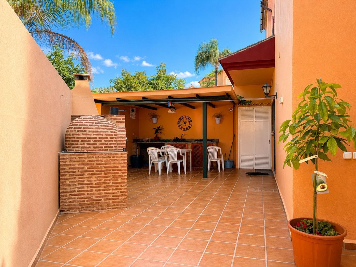 7 Bed Semi-Detached House in Marbella