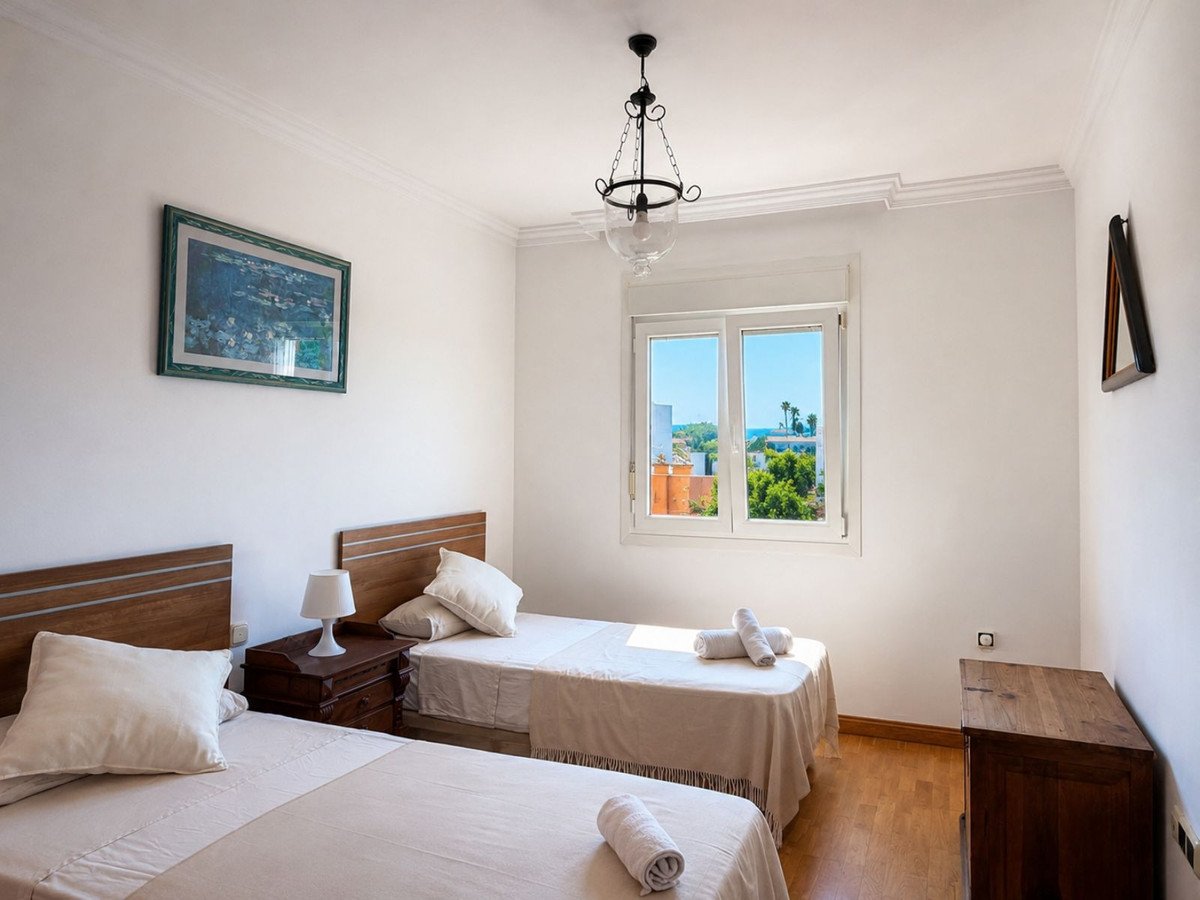 7 Bed Semi-Detached House in Marbella