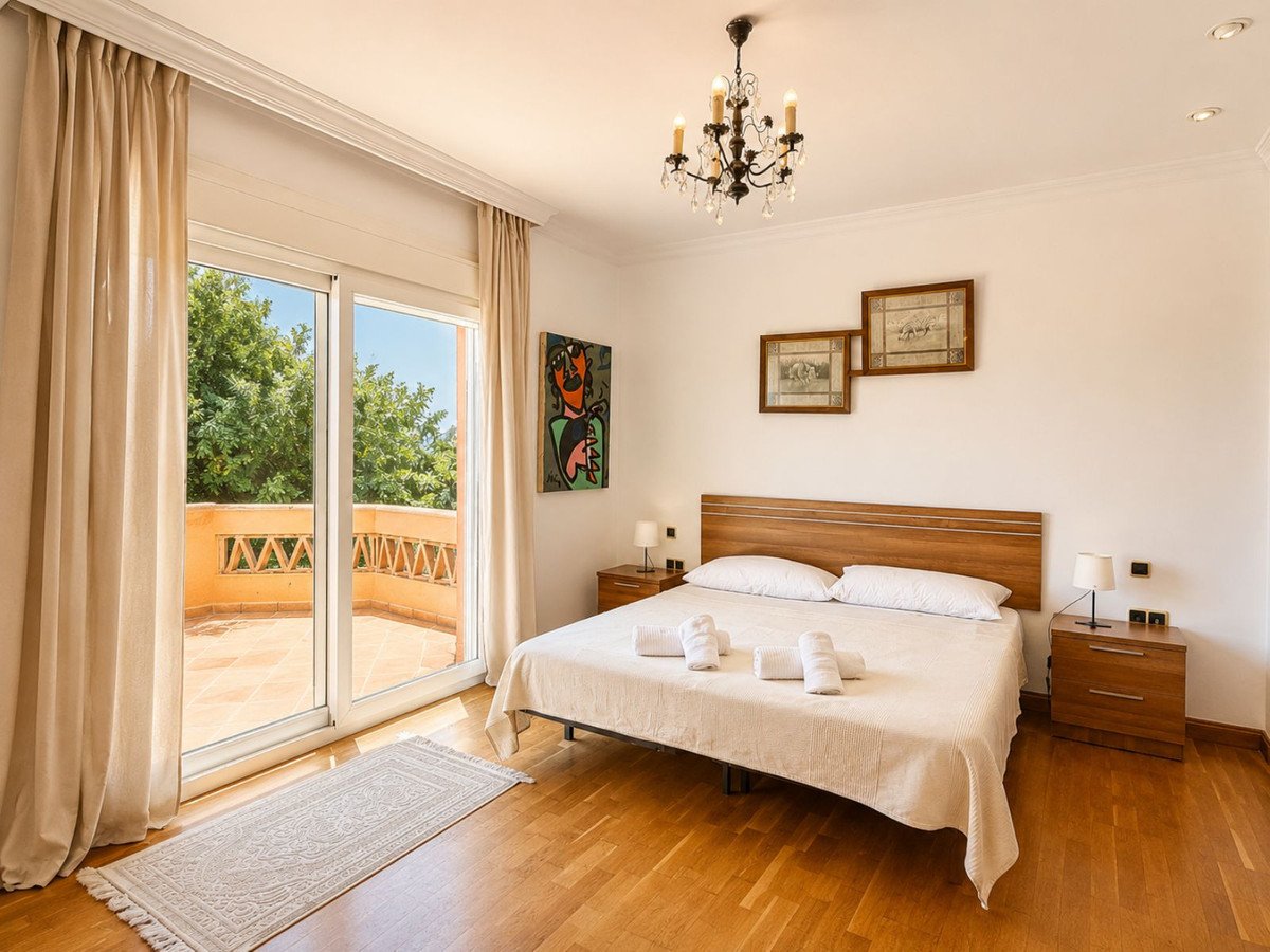 7 Bed Semi-Detached House in Marbella