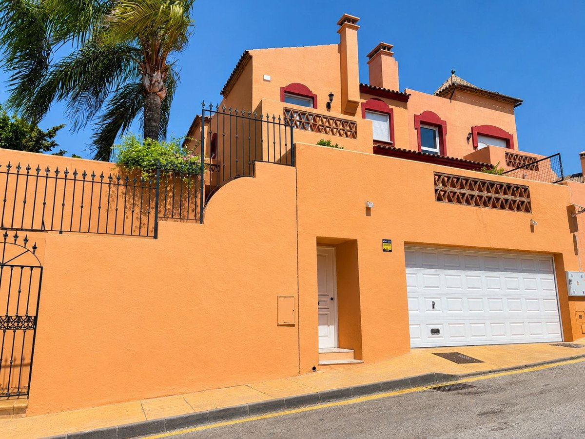 7 Bed Semi-Detached House in Marbella