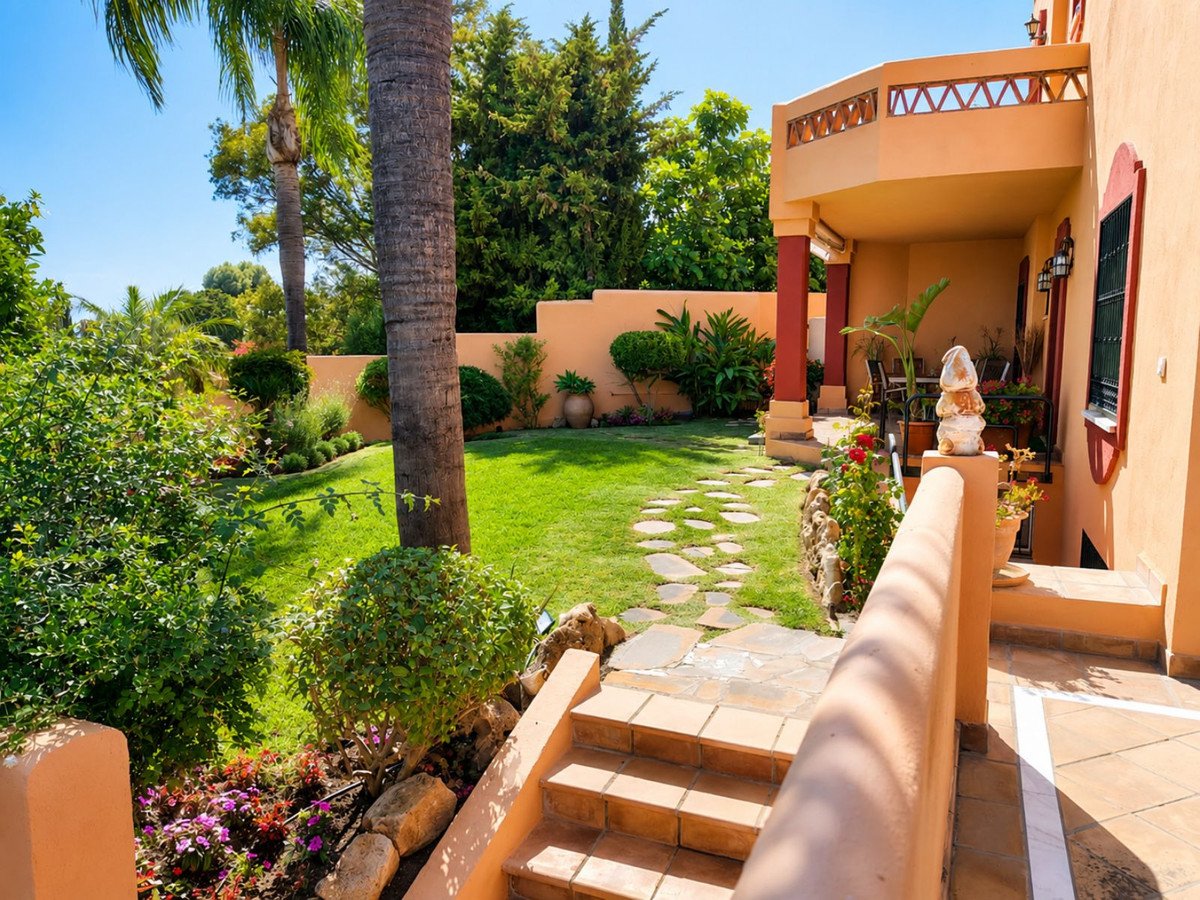 7 Bed Semi-Detached House in Marbella