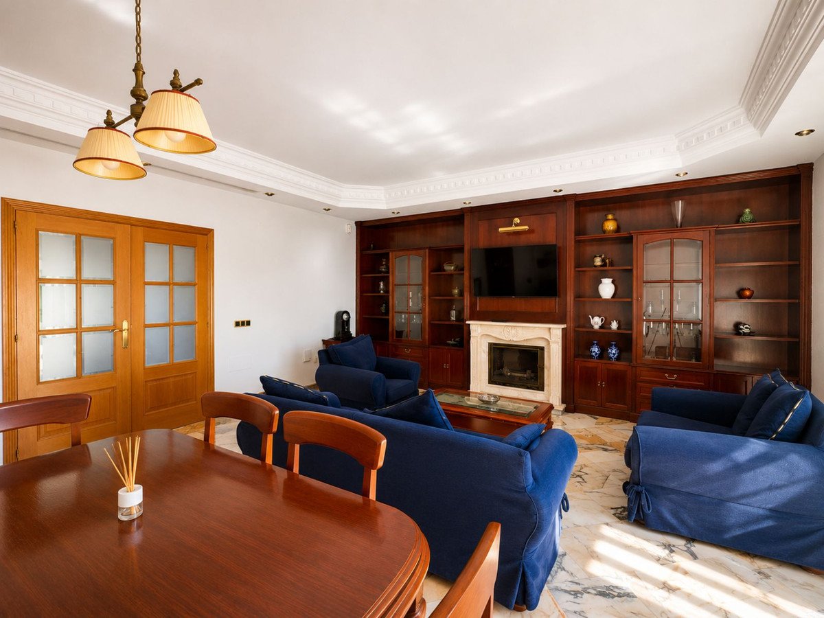 7 Bed Semi-Detached House in Marbella