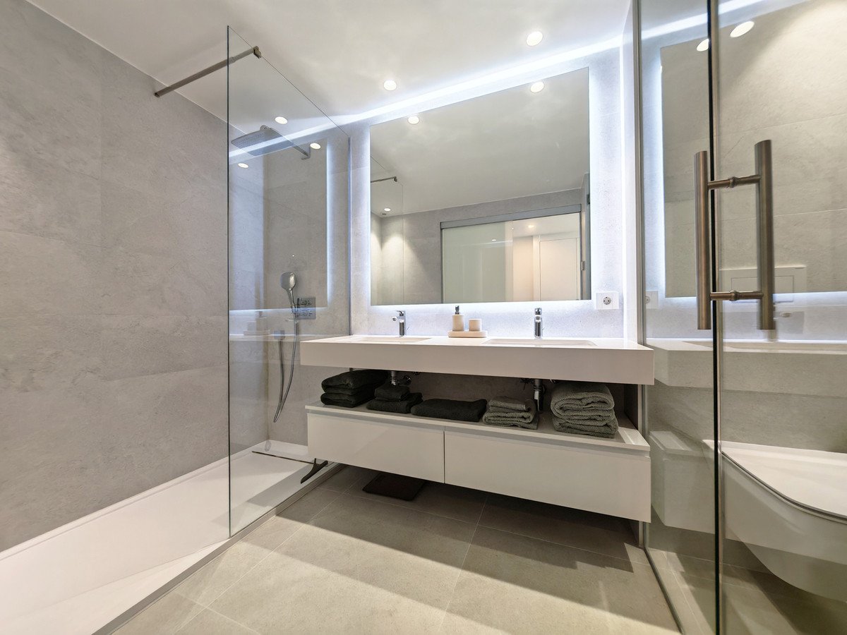 3 Bed Middle Floor Apartment in Selwo
