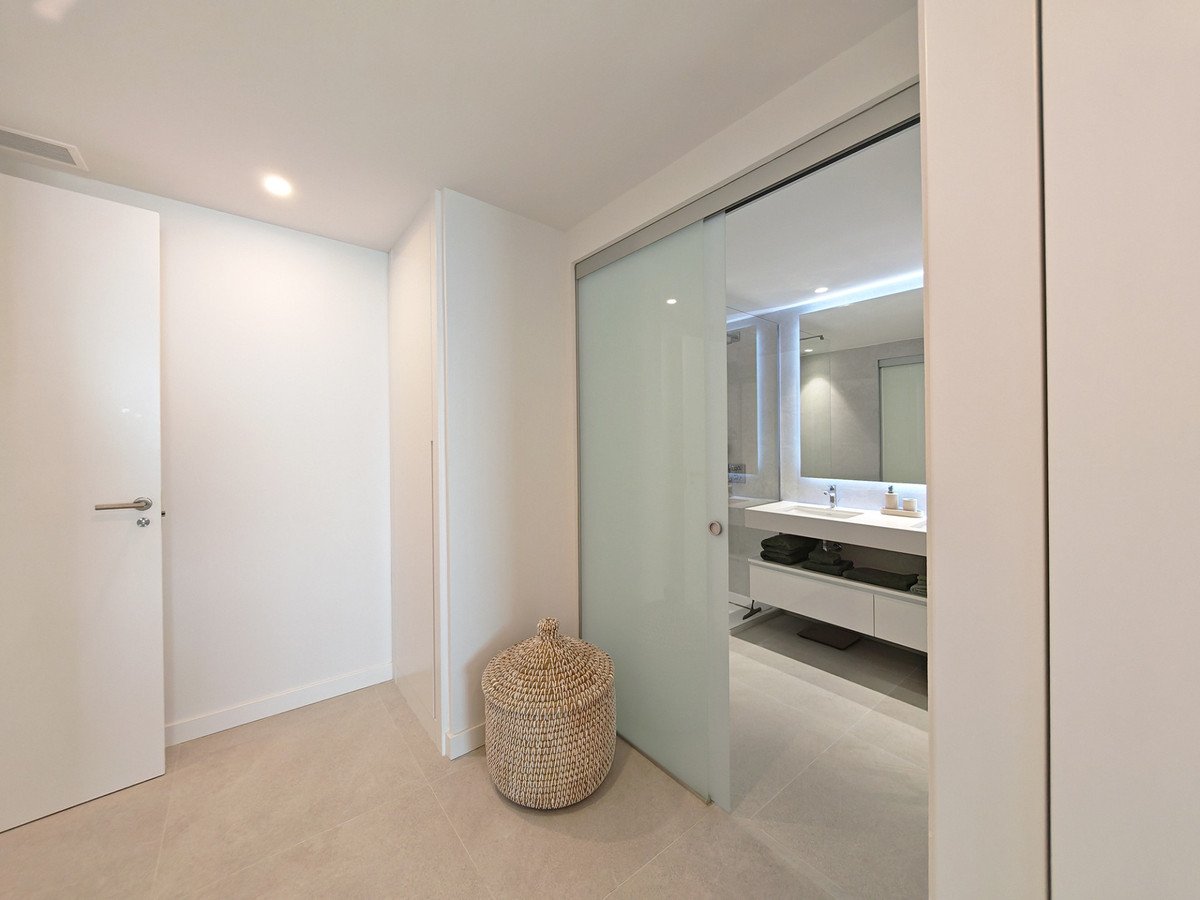3 Bed Middle Floor Apartment in Selwo