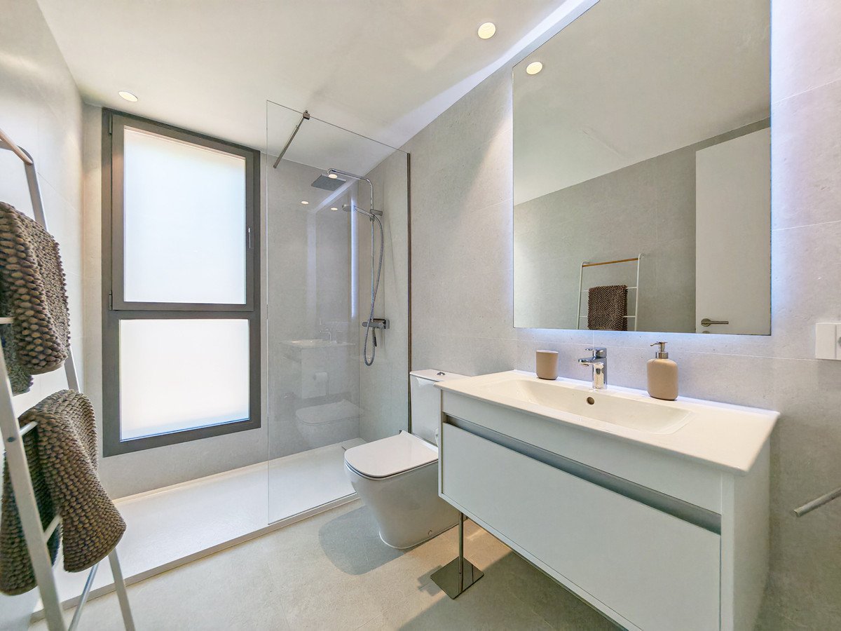 3 Bed Middle Floor Apartment in Selwo