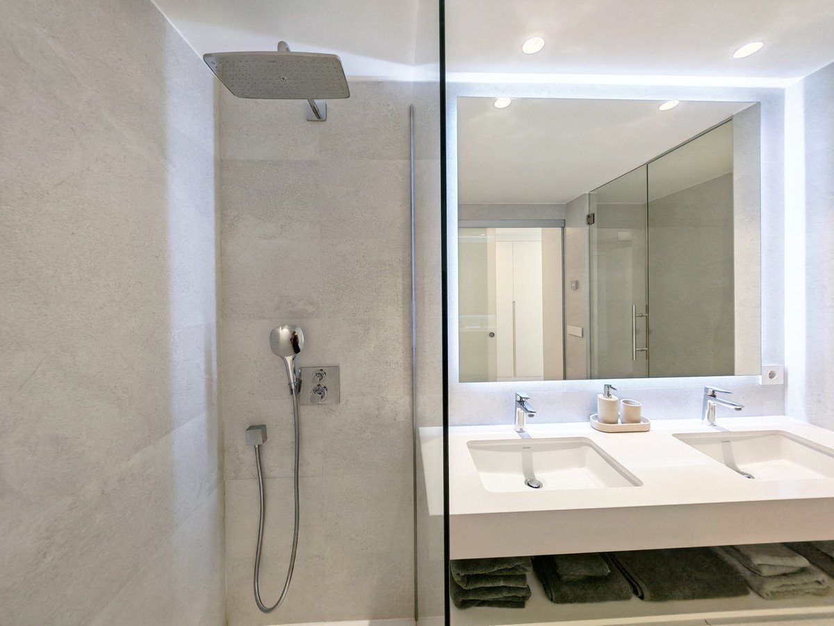 3 Bed Middle Floor Apartment in Selwo