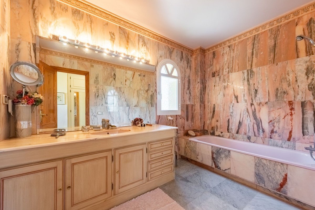 5 Bed Detached Villa in Atalaya
