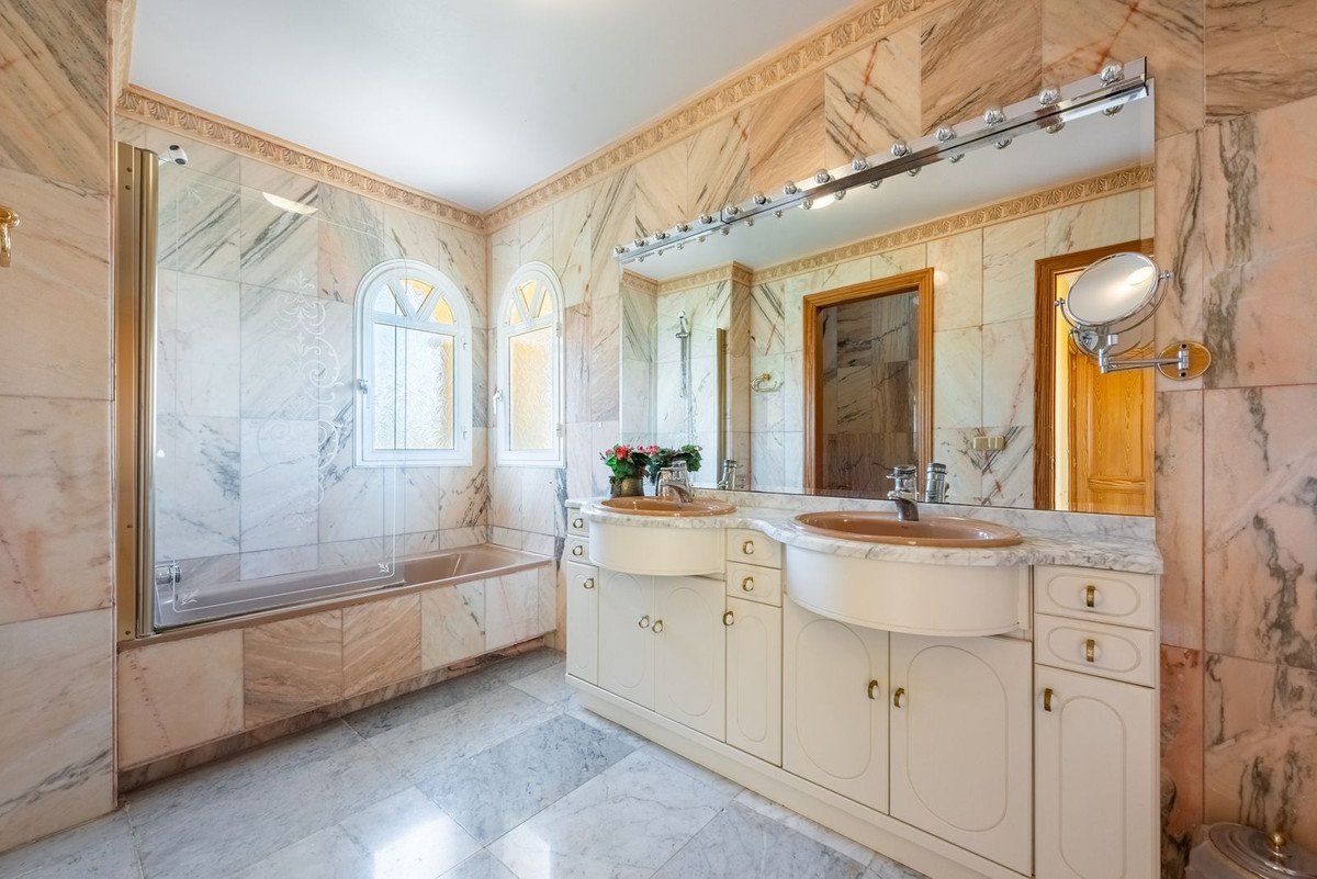 5 Bed Detached Villa in Atalaya
