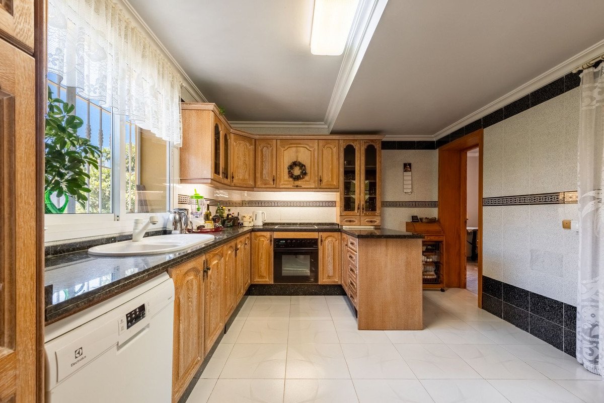 5 Bed Detached Villa in Atalaya