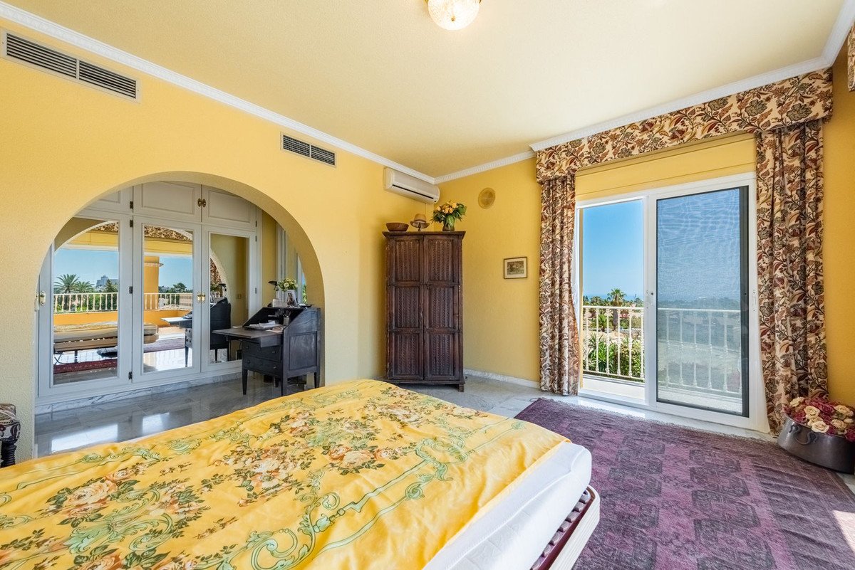 5 Bed Detached Villa in Atalaya