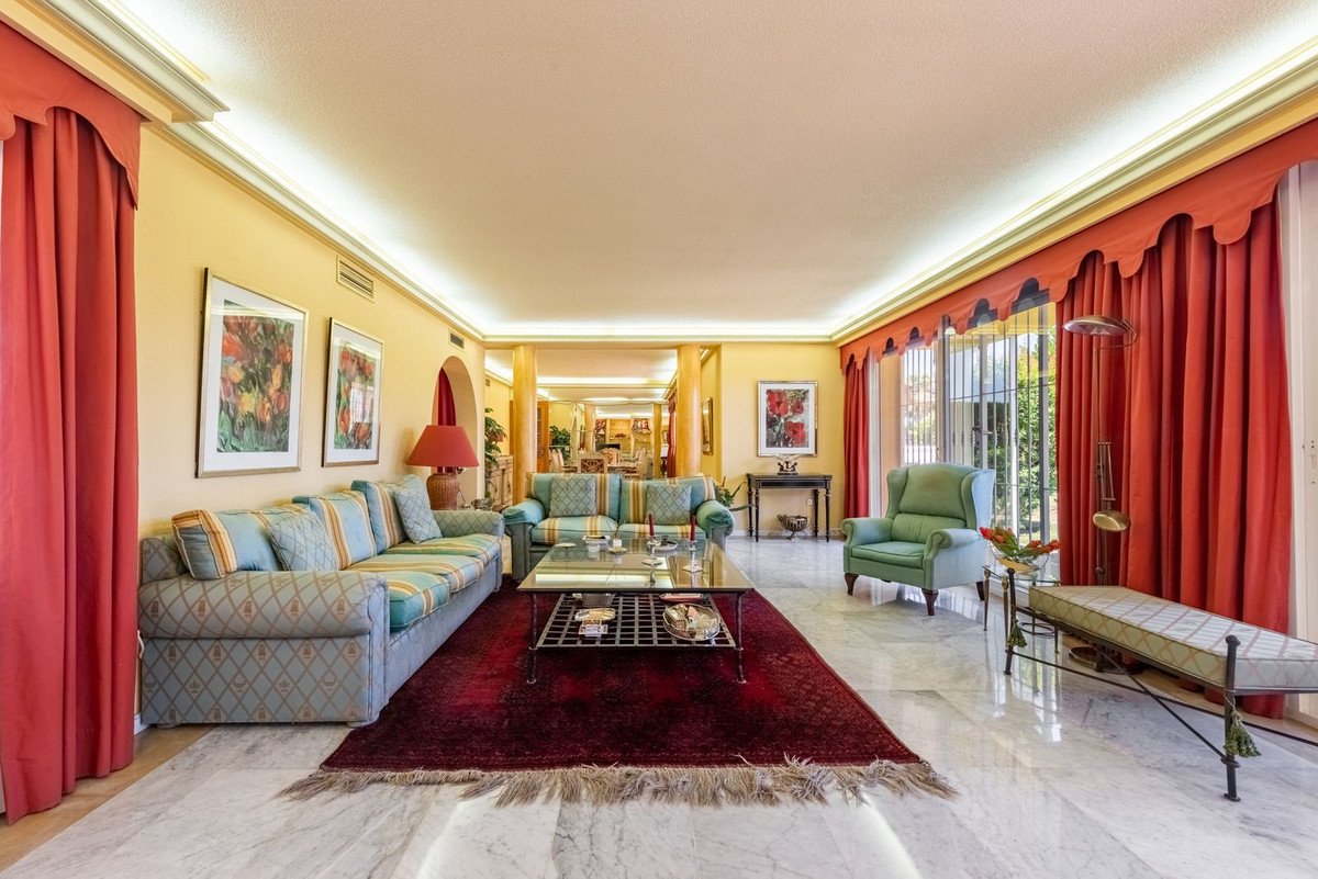 5 Bed Detached Villa in Atalaya