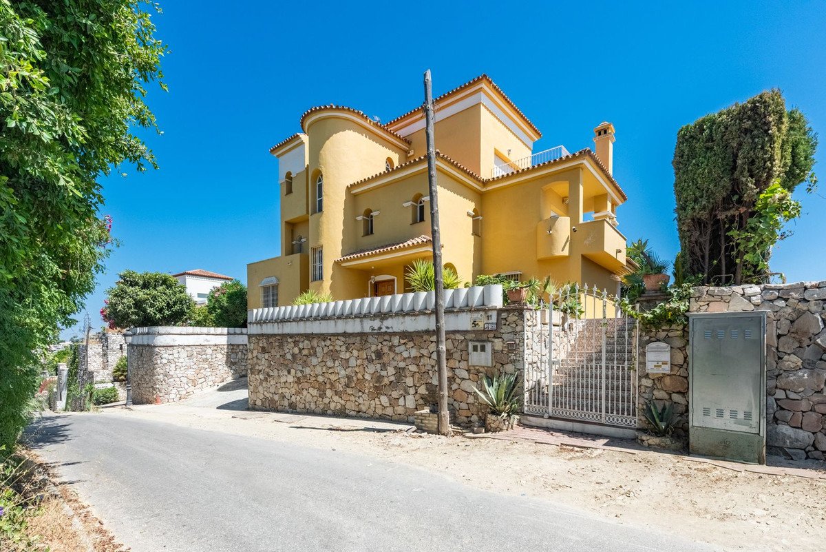 5 Bed Detached Villa in Atalaya