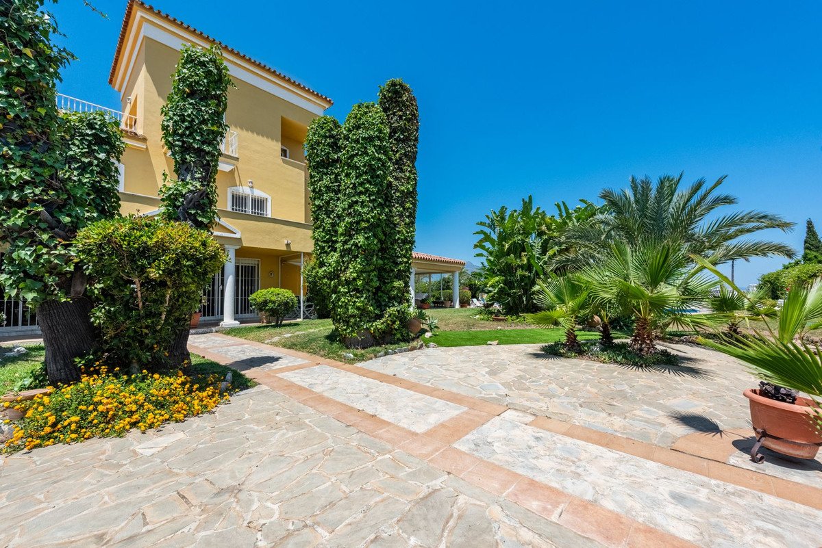 5 Bed Detached Villa in Atalaya