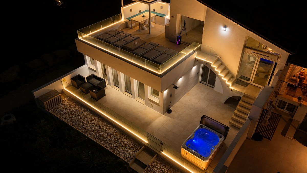 4 Bed Semi-Detached House in Estepona