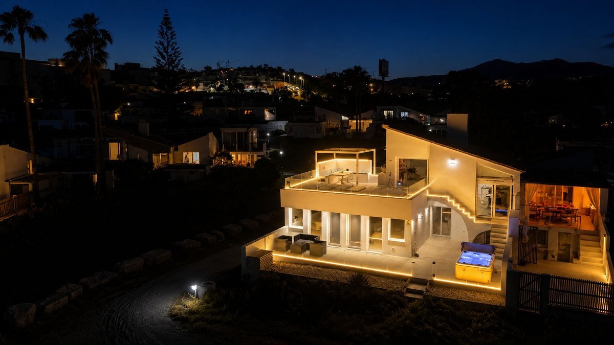 4 Bed Semi-Detached House in Estepona