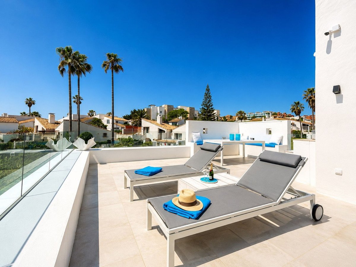 4 Bed Semi-Detached House in Estepona