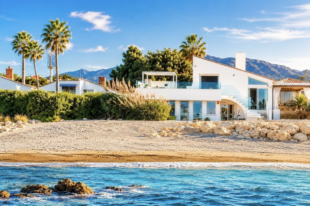 4 Bed Semi-Detached House in Estepona