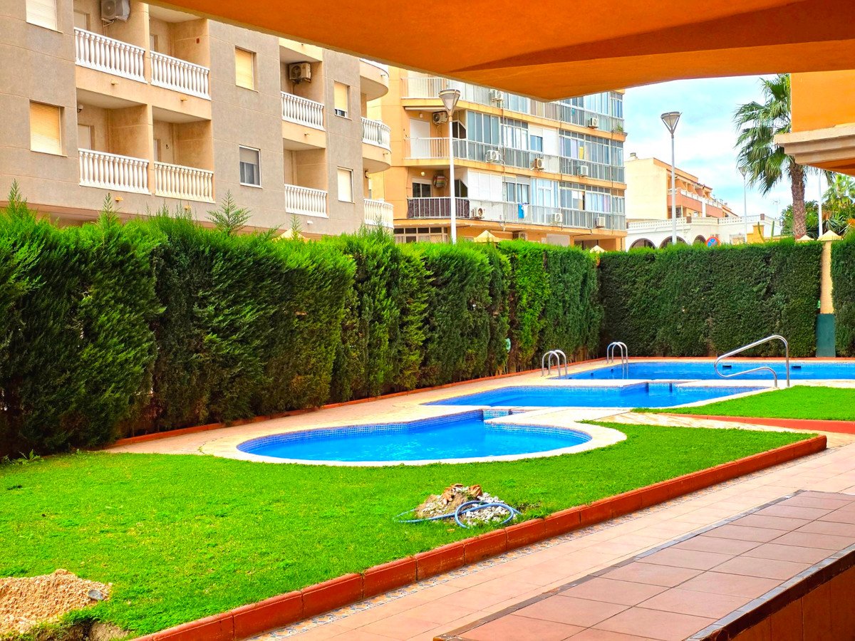 2 Bed Middle Floor Apartment in Torrevieja