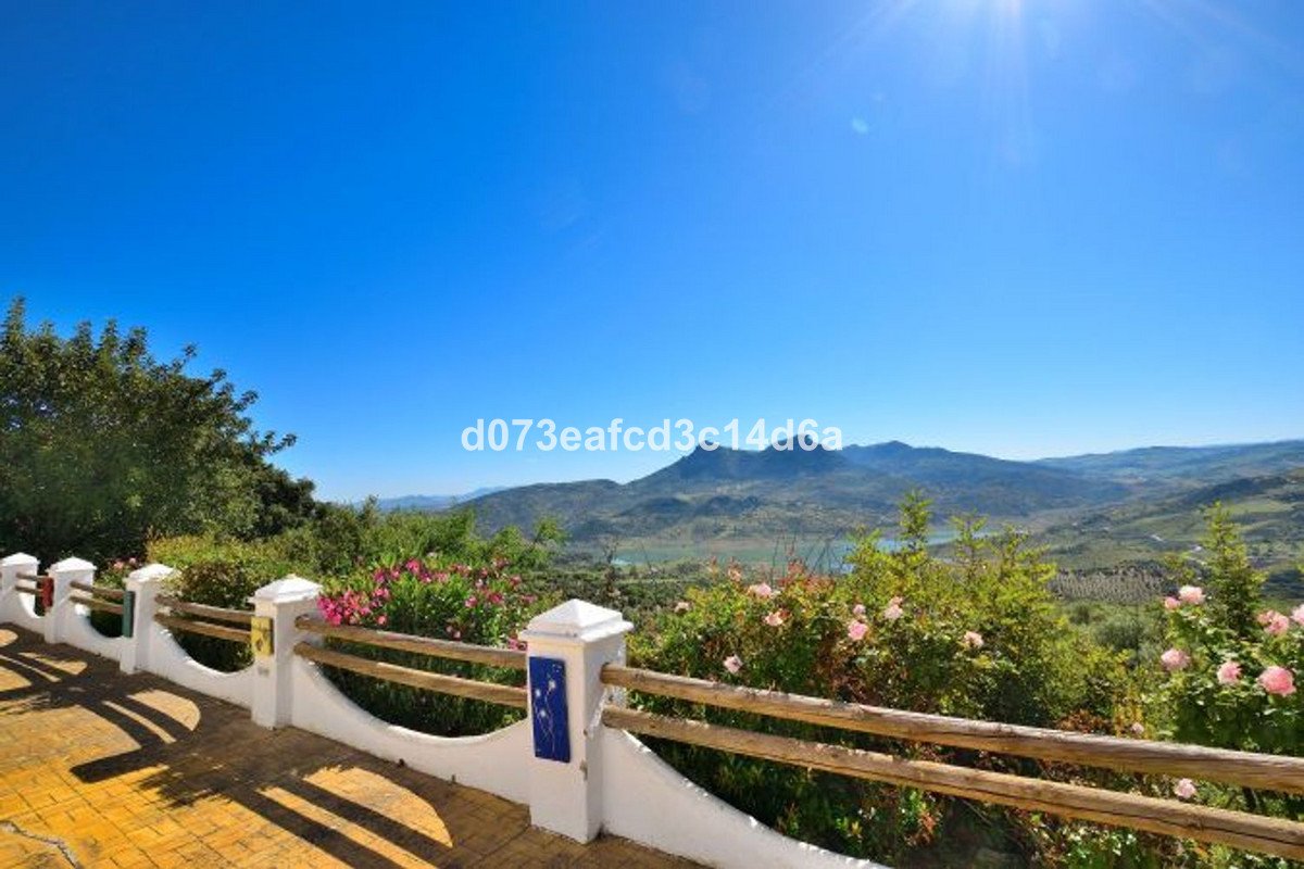 5 Bed Detached Villa in Zahara de la Sierra