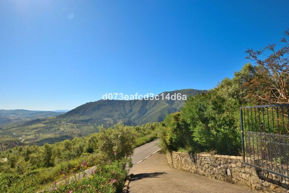 5 Bed Detached Villa in Zahara de la Sierra