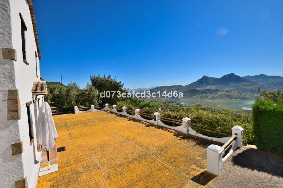 5 Bed Detached Villa in Zahara de la Sierra
