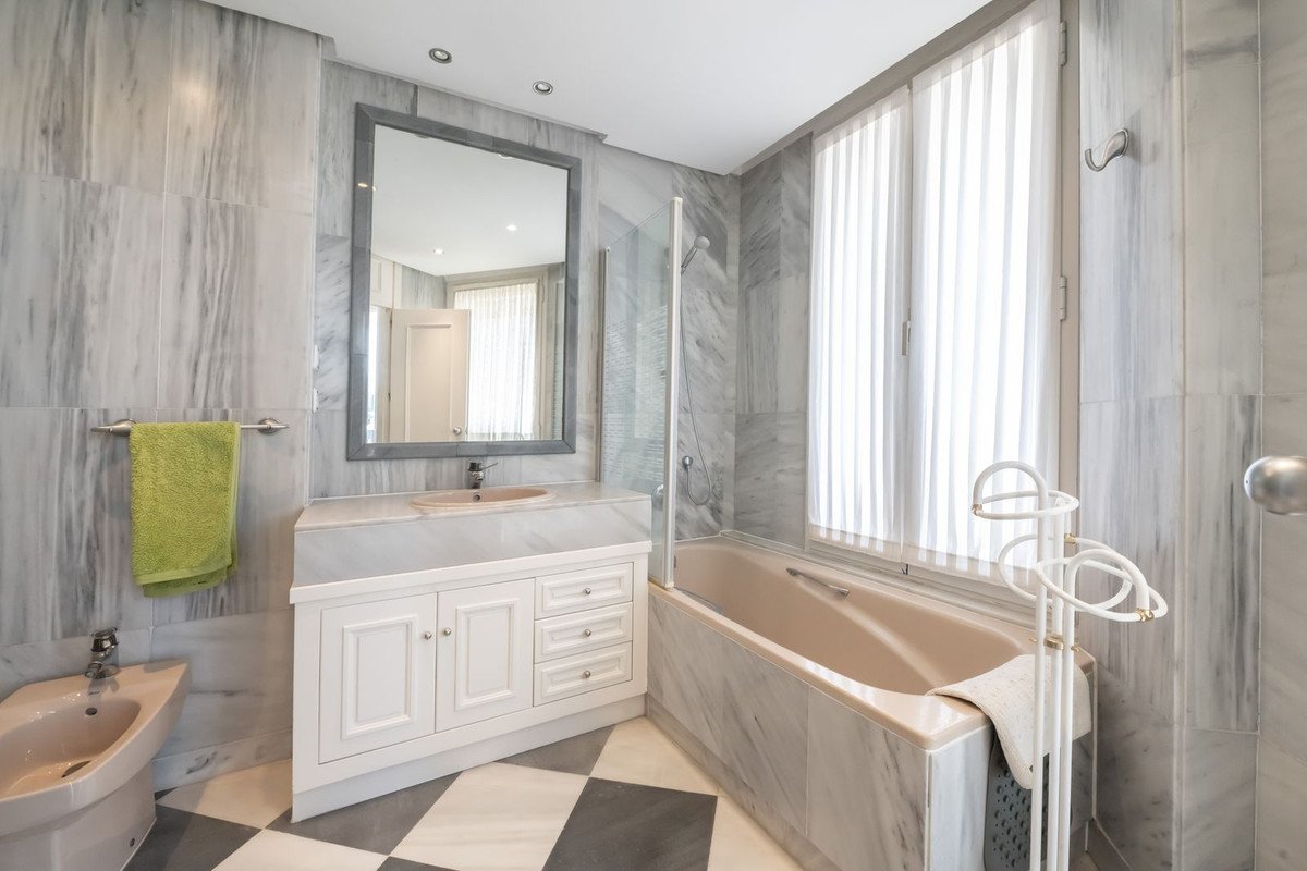 3 Bed Middle Floor Apartment in Marbella