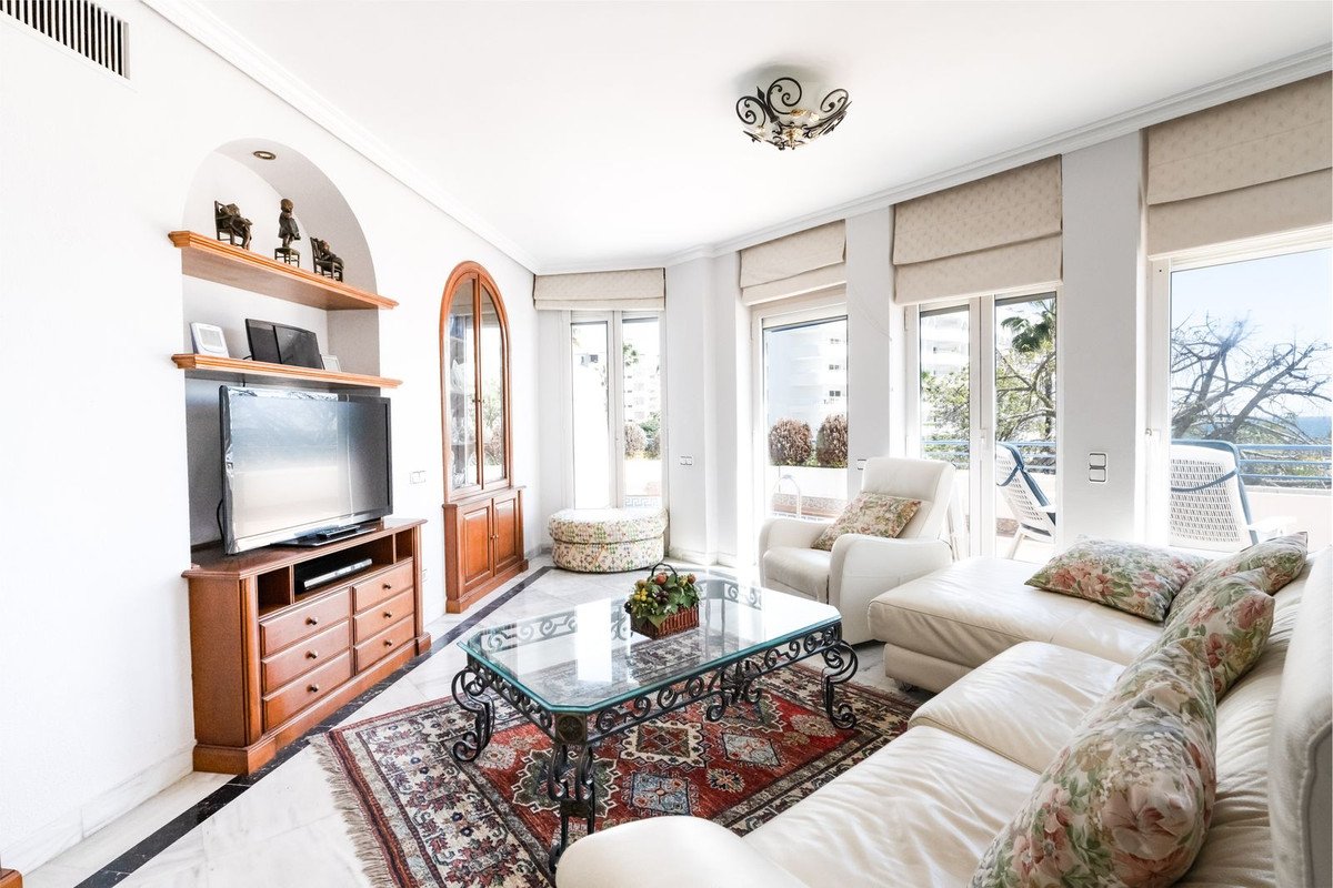 3 Bed Middle Floor Apartment in Marbella