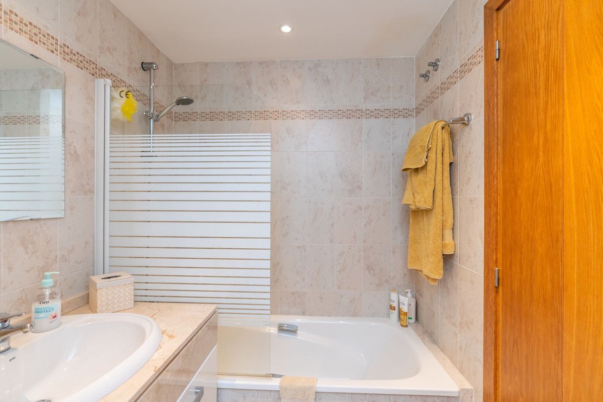2 Bed Middle Floor Apartment in Selwo